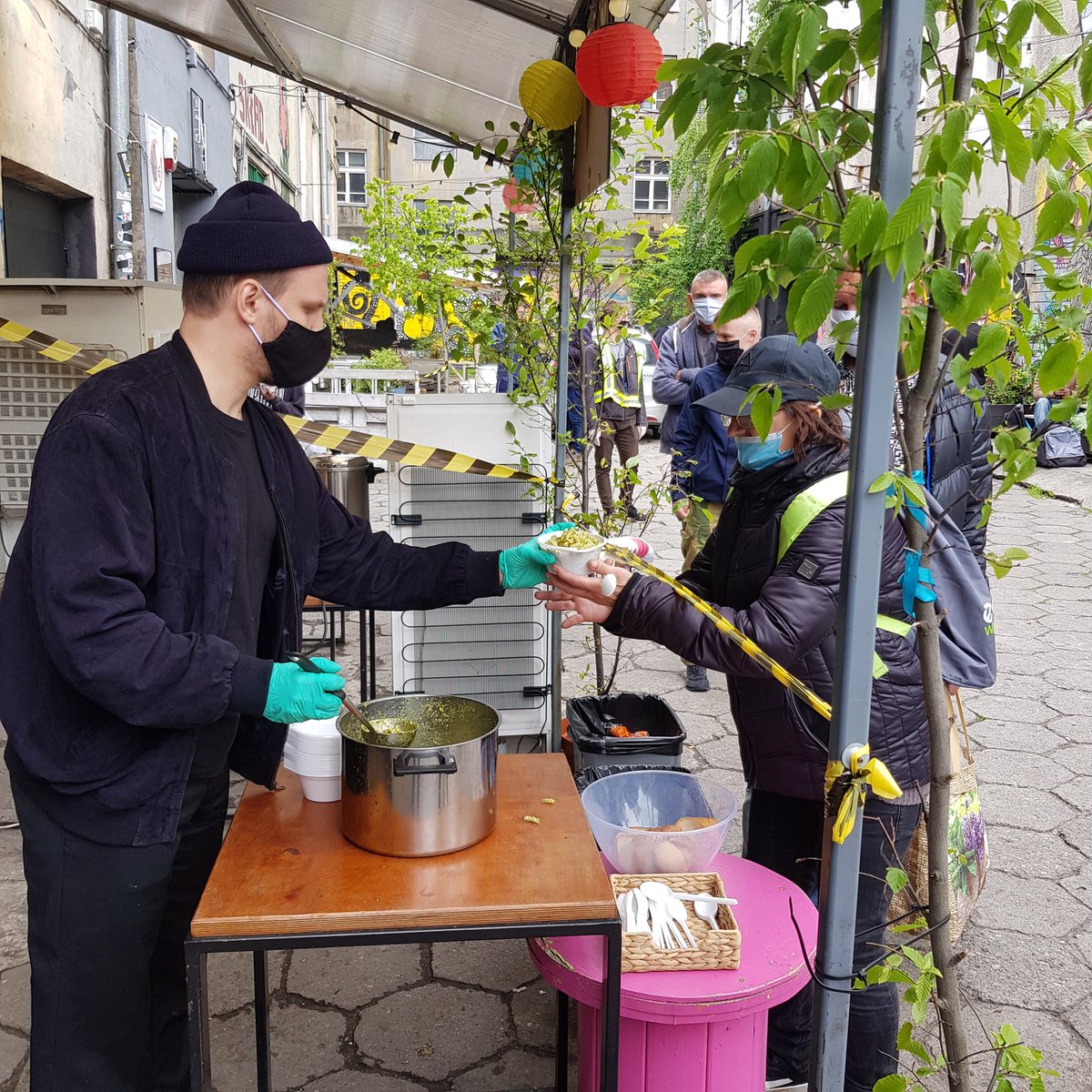 MiastaSerce's tweet photo. Wydaliśmy dziś 200 zup resztę nakarmilismy makaronem z pesto. 
#sercemiasta #coronavirus #mojboljestlepszynizmoj #kazik #Trzaskowski2020 #politykaspoleczna #warszawa #bezdomnosctoniewybor https://t.co/yj88B7fEGO