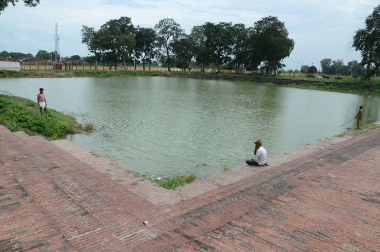 The Suryakund has been renamed as Hoz Shamshi, Persian for Surya Kund. The story of Salar Masud has been re-cast as a tragic youth who was cursed to die as an unmarried or that of a liberator who fought again the oppression of the ‘evil’ King Suheldev.