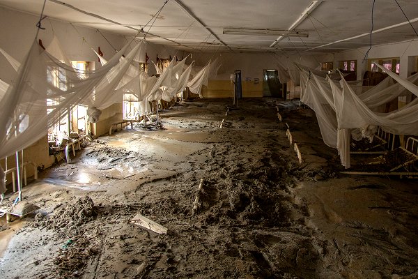 RCClimate's tweet photo. .@mkvaalst (op-ed) discusses how to build back better after #COVID that overlays already-complex picture of multiple #risks, #climate- &amp; #conflict-related, &amp; some, like vast #locust swarms, largely unforeseen; in @UgandaRedCross pic, 2020 Kasese floods - https://t.co/AP9AnDL8XQ https://t.co/syC3bybDrN