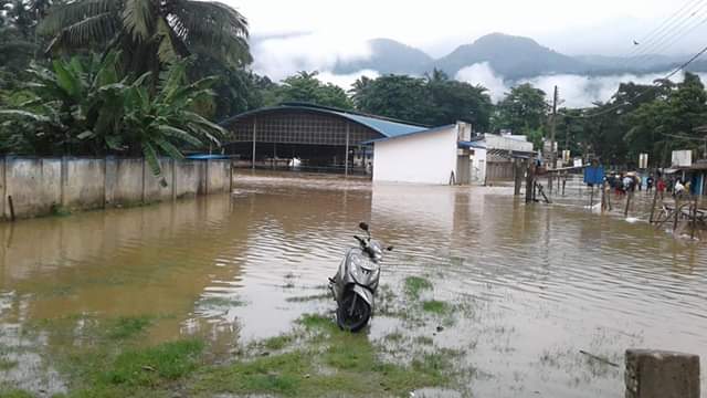 Vidiyallk's tweet photo. #flood in Kahawatta and Palmadulla in #Rathnapura district today via @sarvodayalanka #SLMonsoons #WeatherSL https://t.co/nQ1MGmjbE7