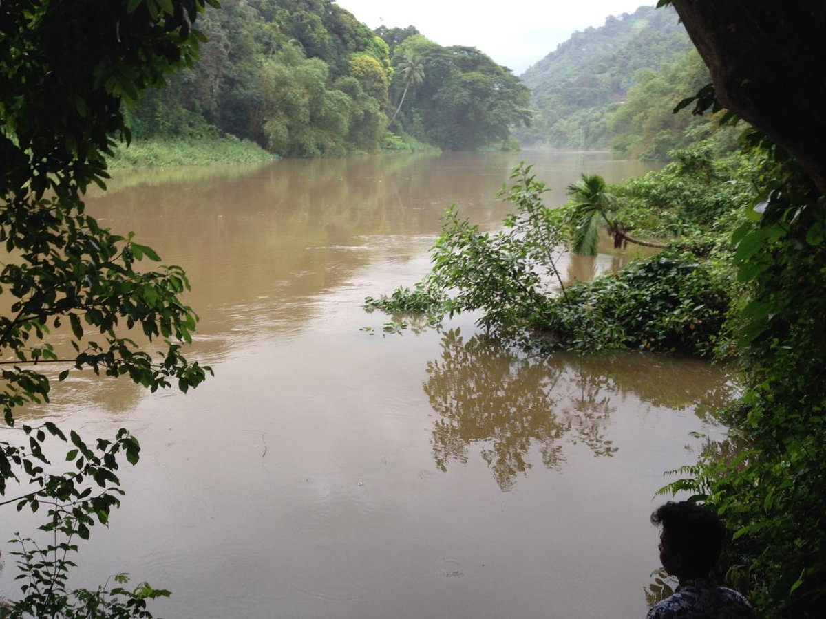 Vidiyallk's tweet photo. #flood in Kahawatta and Palmadulla in #Rathnapura district today via @sarvodayalanka #SLMonsoons #WeatherSL https://t.co/nQ1MGmjbE7
