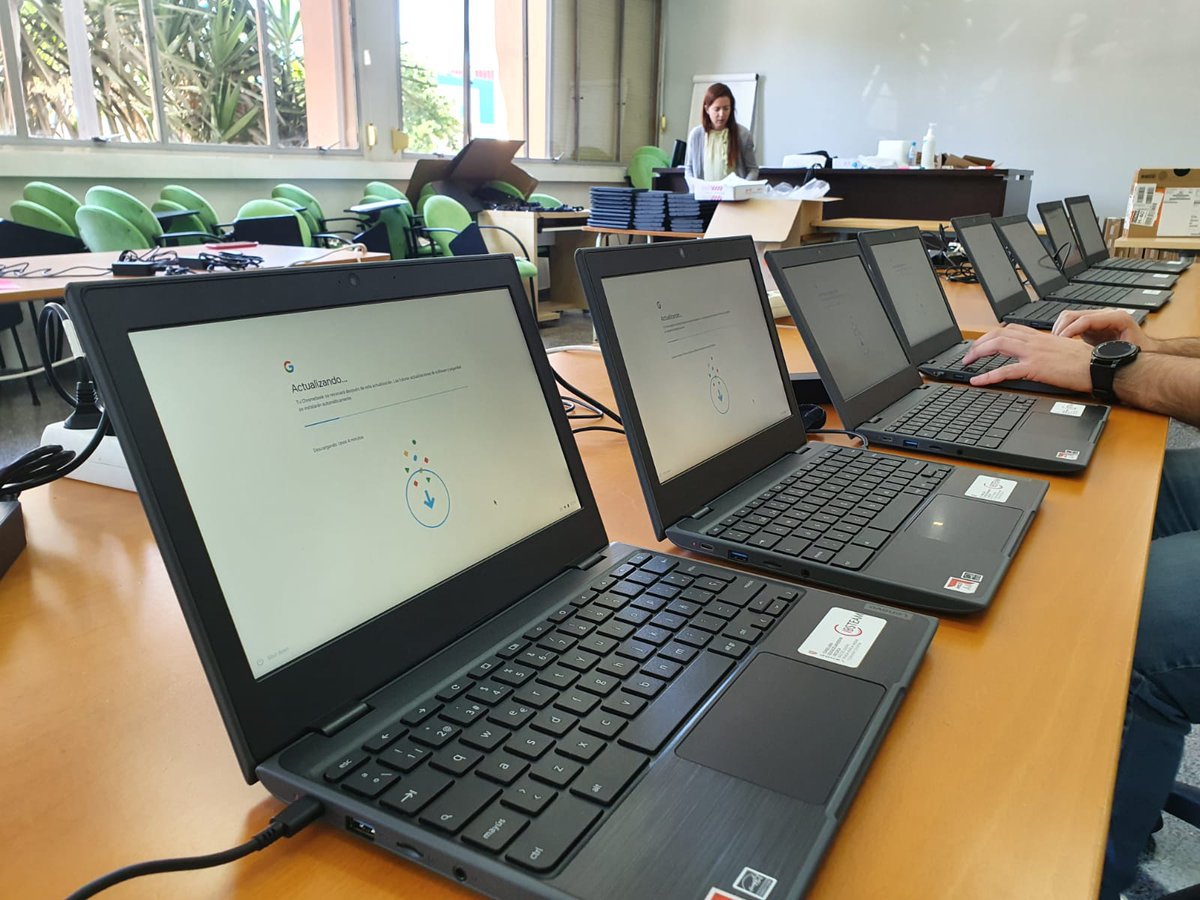 EDUN_IB's tweet photo. ✅Nova arribada de Chromebooks al CEP de Palma 

💻700 dispositius digitals per ajudar a tenir connectivitat a l'alumnat beneficiari del pla d'emergència COVID-19

👩🏻‍💻L'equip Ibsteam_caib treballa ara en la seva configuració 

▶Informa’t  a:  https://t.co/TQl6nSZo2U https://t.co/7BWxlnqNhn