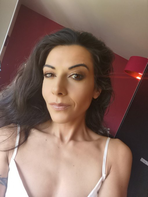 Pr&ecirc;te &agrave; filmer des coquineries 😋 I am ready for shooting naughty things! https://t.co/VFVprlN3q6<a href="/tag/nouvellephotodeprofil"class="tags"><span>#nouvellephotodeprofil</span></a>