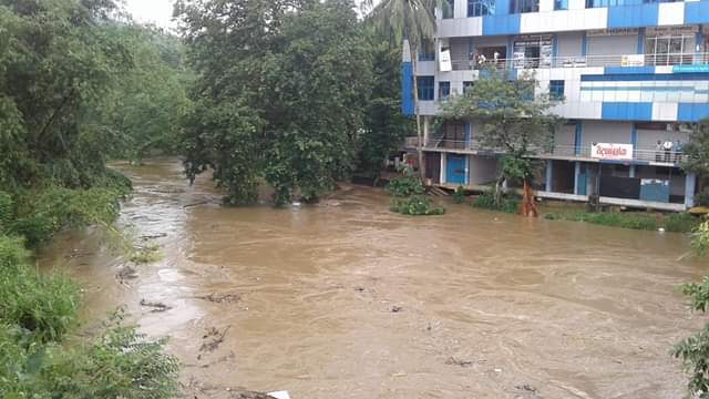 Vidiyallk's tweet photo. #flood in Kahawatta and Palmadulla in #Rathnapura district today via @sarvodayalanka #SLMonsoons #WeatherSL https://t.co/nQ1MGmjbE7