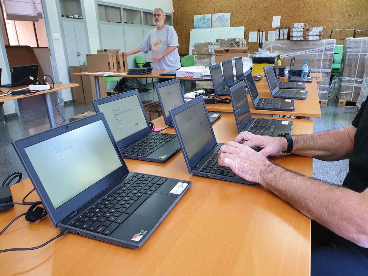 EDUN_IB's tweet photo. ✅Nova arribada de Chromebooks al CEP de Palma 

💻700 dispositius digitals per ajudar a tenir connectivitat a l'alumnat beneficiari del pla d'emergència COVID-19

👩🏻‍💻L'equip Ibsteam_caib treballa ara en la seva configuració 

▶Informa’t  a:  https://t.co/TQl6nSZo2U https://t.co/7BWxlnqNhn