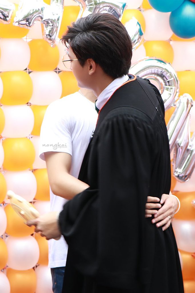 i cant wait for singto’s turn to graduate and see krist be the supportive boyfriend that he is!!!