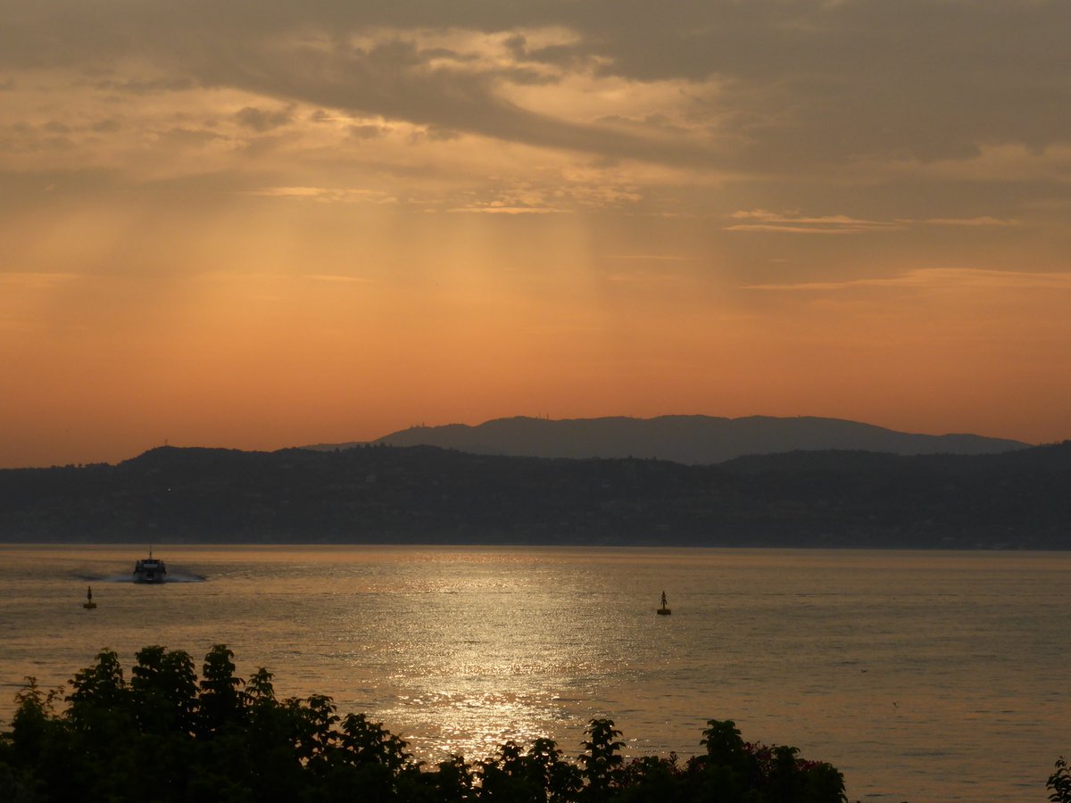 face_collie's tweet photo. @NCLairport @ChronicleLive Lake Garda, Italy https://t.co/1IBEPSSPY0