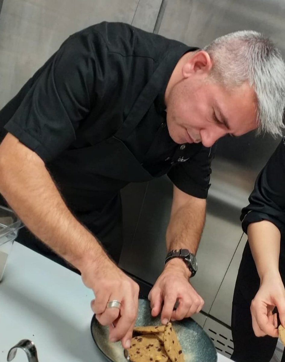 YAŞAMAK İÇİN DEĞIL , ÇALIŞMAK İÇİN YAŞAYAN CHEF..🔪

Fakat çalışmak için yaşayanlarda durum çok farklı...
Sadece işini severek yapanlarda görülebilen durumdur...
Burada aslolan, çalışmak...
Yaşamaktan önce gelir...
Yani, çalışmaktan alınan zevk yoksa , yaşamında tadı olmuyor...