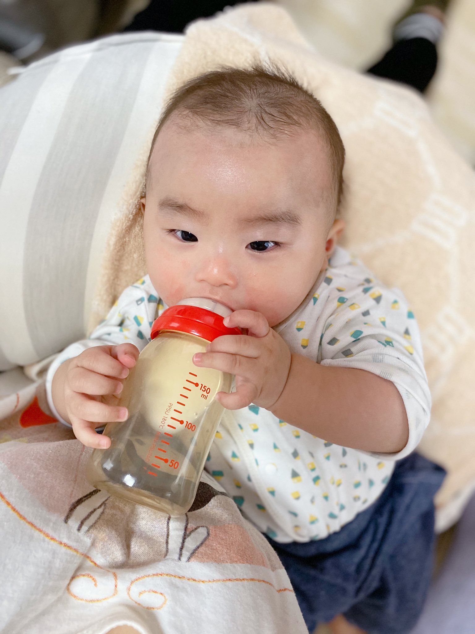 Mimika Official 意欲がすごすぎて ついに自ら哺乳瓶を掴んで飲み始めましたww これまでもちょこちょこ持つことはあったけど 大人が手を添えないと飲めないレベルだったのですが ついに今日 最初から最後まで一人で持って完飲 まさかのセルフ