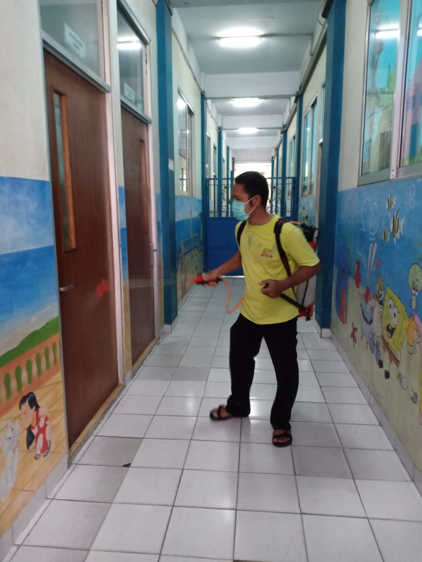 MB1_School's tweet photo. TK Mutiara Bangsa  cegah penyebaran  Covid 19 dengan penyemprotan desinfektan. https://t.co/XwAwAw3qEk
