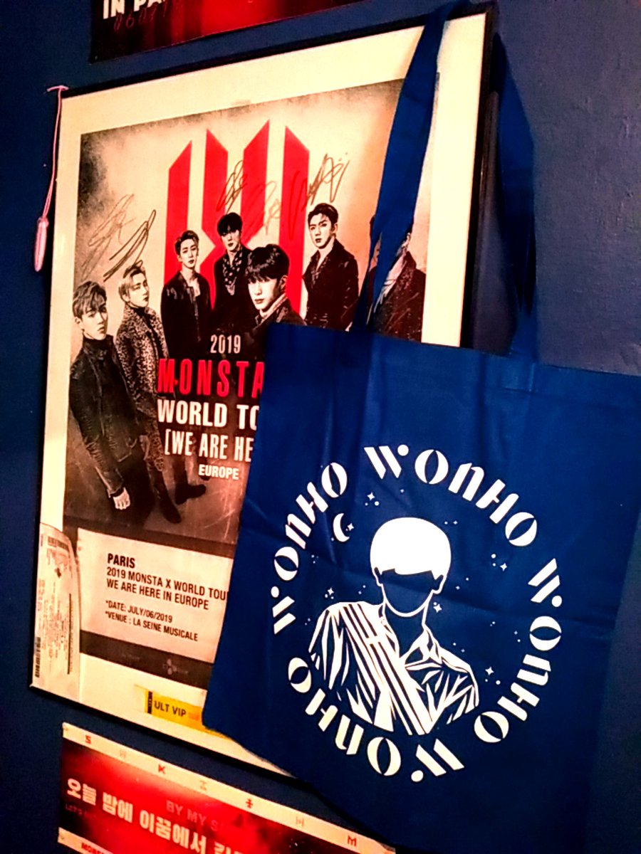 Il est arrivé ! ❤️😭
Un énorme merci à @imsugaliciouuus pour tout ton boulot et ce tote bag magnifique qui a déjà trouvé sa place auprès de ses frères 😌.
Je l'aime d'amour ✨✨

#WONHOTOTEBAG
#WONHO