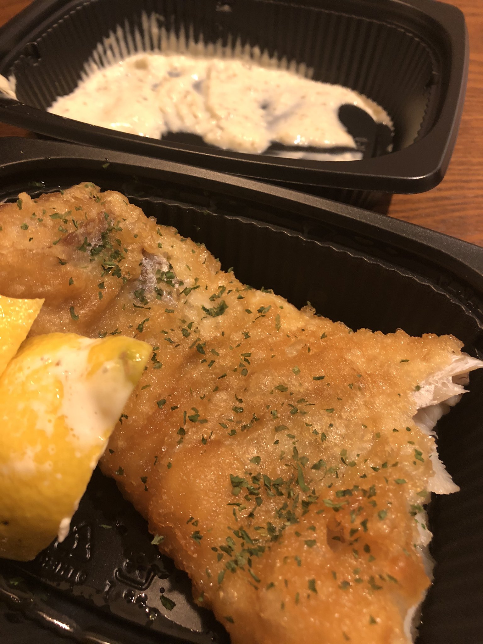 イナダシュンスケ 実は初めてウーバーイーツをちゃんと使った 1時間くらい悩んでフィッシュ チップスにした フルサイズにしたので魚が2パックに分かれてきた バサフィッシュ 半身分 しかしチップスを入れ忘れられたもよう T Co