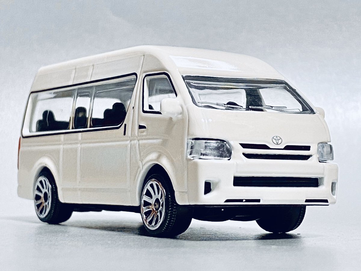 フォンティエ Toyota Hiace マジョの日本車セレクション 日本仕様のハイエースワゴンですね 不思議な車種選択だ トミカと違いスーパーロング ハイルーフで座席がいっぱい付いている 10人乗り ギミックも無く 特に出来が良い訳でもないが 珍しい