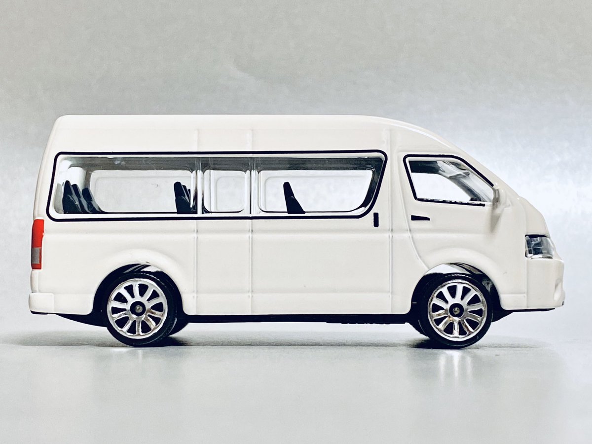 フォンティエ Toyota Hiace マジョの日本車セレクション 日本仕様のハイエースワゴンですね 不思議な車種選択だ トミカと違いスーパーロング ハイルーフで座席がいっぱい付いている 10人乗り ギミックも無く 特に出来が良い訳でもないが 珍しい