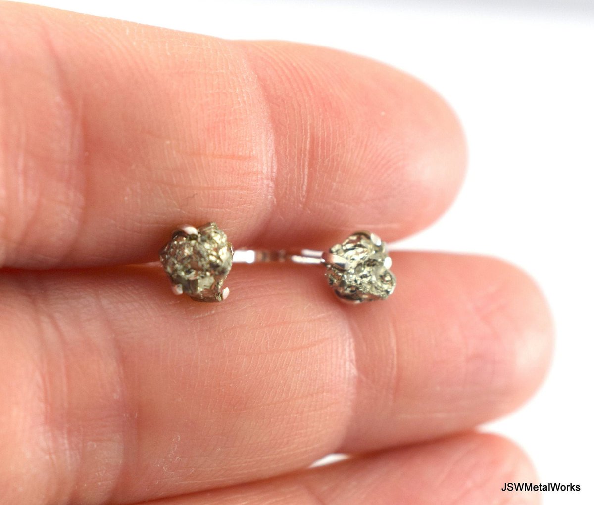 NEW: Raw #Pyrite Stud #Earrings - ltd stock available

ow.ly/e3WX50zIEUG
#silverearrings #silverjewelry #studearrings #gemstoneearrings #gemstonestuds #earringsfordays #bling #musthave #etsyshop #etsystore #etsyfinds #jswmetalworks #etsyhandmade #jewelryonetsy #etsyseller