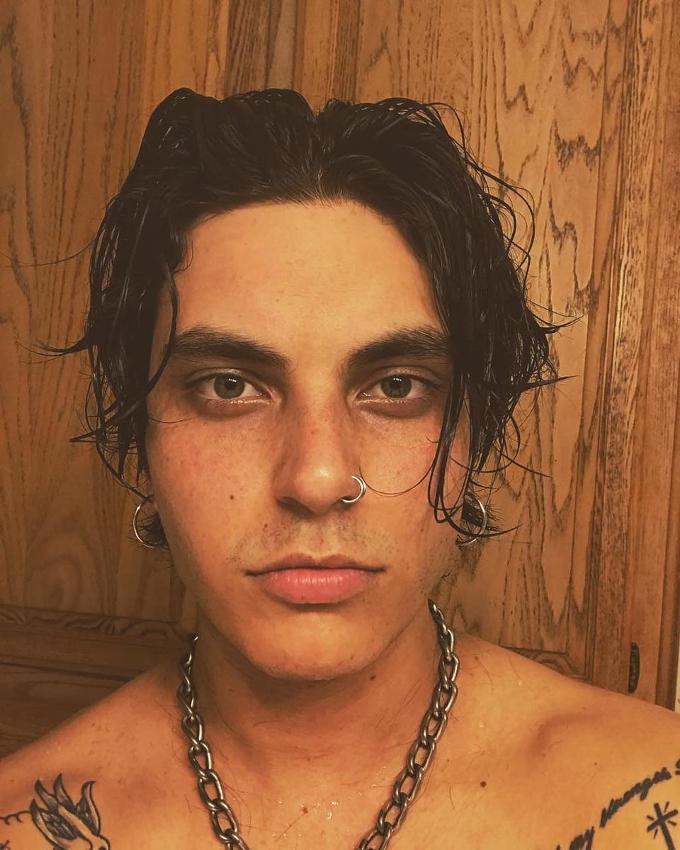 Samuel Larsen is an amazing Zed Evans. The perfect bad boy vibe. But we got robbed from most of his screen time. He deserved better. He’s a great actor and I’ve loved him ever since Glee, a true sweetheart. Let’s hope awc will do him some justice with more screen time! 