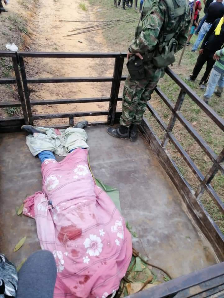 trochandosf's tweet photo. #TopDelDescaro es tendencia en #Colombia 🇨🇴 para evidenciar todas las situaciones en que el gobierno de @IvanDuque ha favorecido a los de su clase, en contra del pueblo pobre y trabajador.
Asesinatos a manos de ejército, policía y paramilitares, desalojos y destrucción. https://t.co/14DApoBQAQ