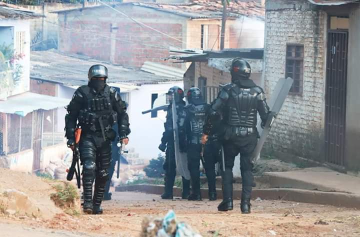 trochandosf's tweet photo. #TopDelDescaro es tendencia en #Colombia 🇨🇴 para evidenciar todas las situaciones en que el gobierno de @IvanDuque ha favorecido a los de su clase, en contra del pueblo pobre y trabajador.
Asesinatos a manos de ejército, policía y paramilitares, desalojos y destrucción. https://t.co/14DApoBQAQ