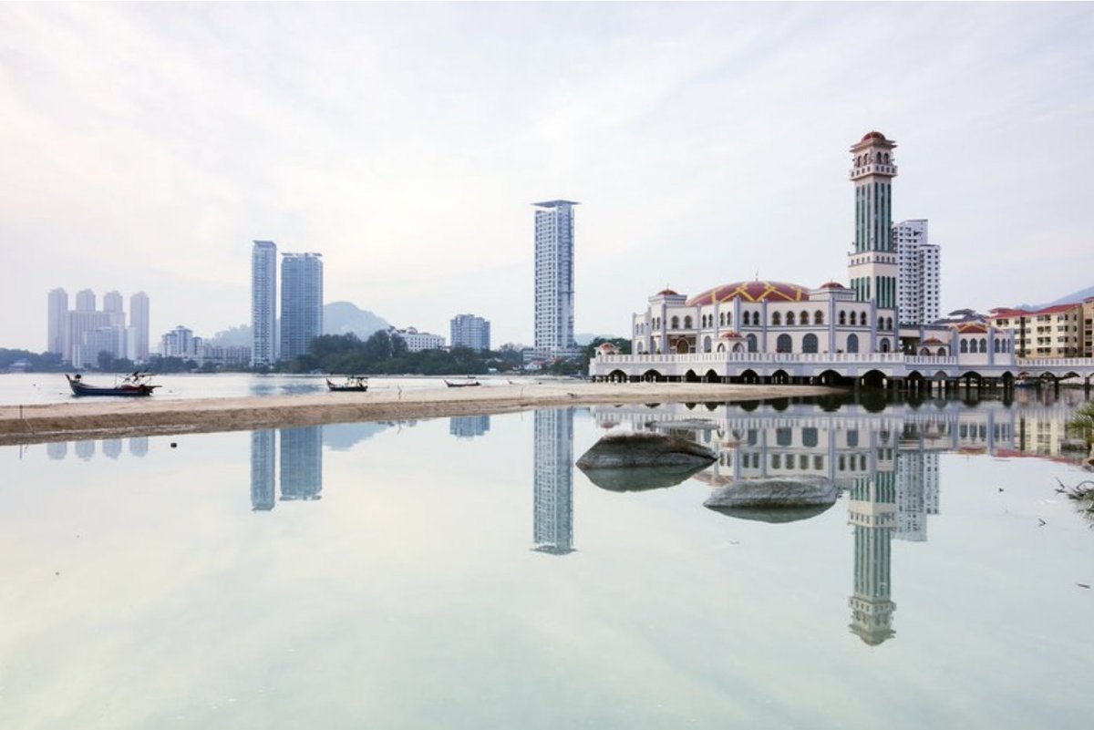 TravelcadeWS's tweet photo. A former trading hub, Penang has benefited from the influences of a variety of cultures. George Town, the island’s capital, showcases both colonial and Chinese architecture, and rows of Instagram-perfect, pastel-painted shophouses. #directtravel #travelcade #islanddestinations https://t.co/5wQl8J6Fvz