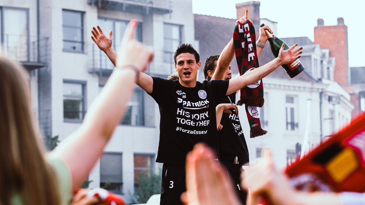 esseveeofficial's tweet photo. Dag op dag 7 jaar geleden barstte er een volksfeest los op de markt van Waregem.

En dat toen we net naast de titel grepen na een gelijkspel in Anderlecht.

#HistoryTogether https://t.co/bCdF2zj2DO