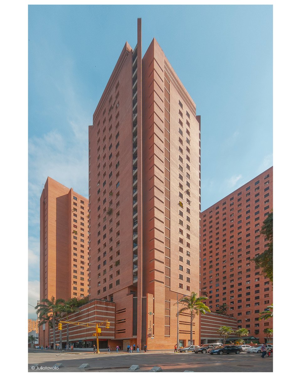 juliotavolo Conjunto Residencial Solano // #CarcasRewind 2016 Arch.  Francisco Pimentel, Bernardo Borges & Oscar Capiello (1998) #caracas  #FadeModernity #Venezuela #architecture