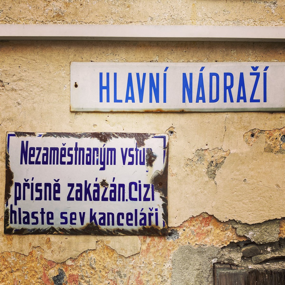 pozorvlak_azd's tweet photo. Hlavní nádraží. #tabulky #hlavninadrazi #vlaky #vlak #zeleznice #draha https://t.co/mDJeyZihyG