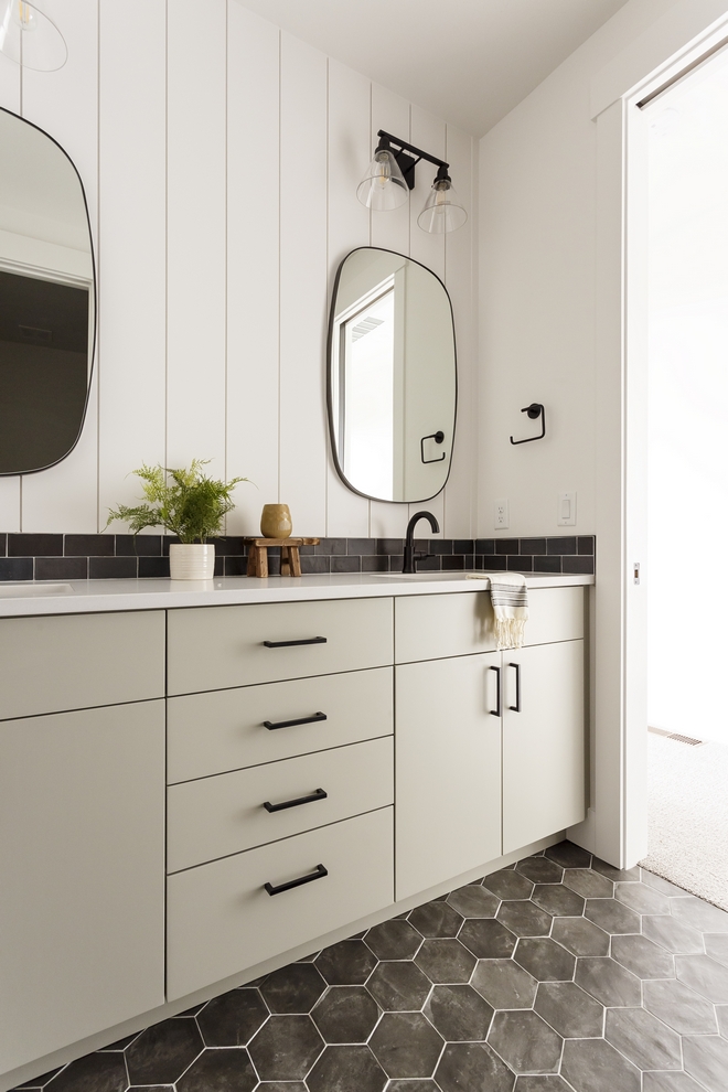 Savoy_House's tweet photo. The 2020 Parade Home by @alturashomes features Drake bath bars in this super stylish Jack and Jill bathroom.

The whole house is showcased on @HomeBunch: https://t.co/iPVfYqmOdu

#bathlighting #bathlights #savoyhouse #savoyhouselighting https://t.co/qjUDWFdnyl