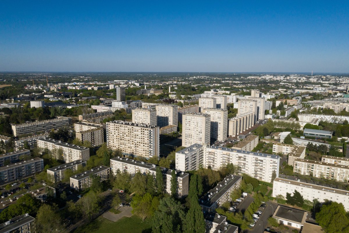 metropolerennes's tweet image. Et si on jouait 😜? Dans le quartier de Villejean, nous avons remarqué plusieurs émojis qui sont venus s&apos;incruster sur la photo, une voiture, un métro, et un caniche perché dans les hauteurs... Vous les avez trouvé vous aussi ? #ouestcharlie #rennes