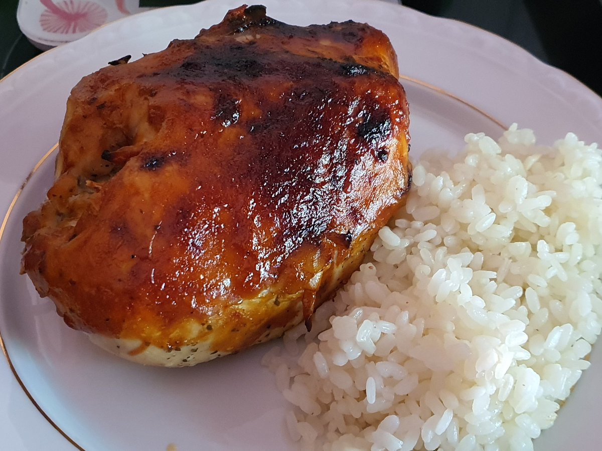 crispy7612's tweet photo. Pollo asado con salsa barbacoa y arroz blanco
#RetoCocinillas
#Alcorcón.
#YoMeQuedoEnCasa https://t.co/MqR772NNSh