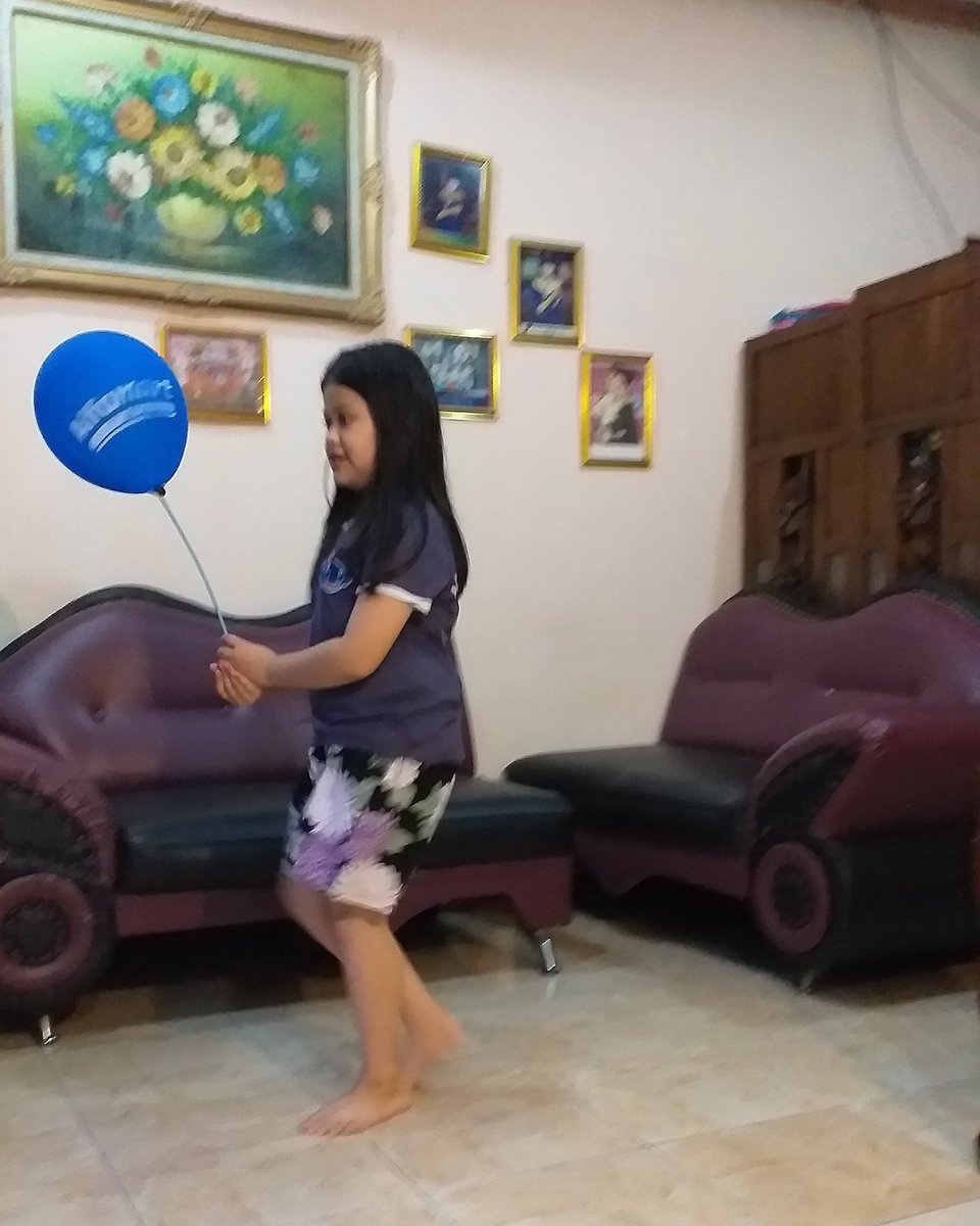 Momen bahagia... ketika gadis kecil terlihat bahagia bermain balon ...sementara dunia sedang bergulat melawan covid19....
Keep spirit and stay healthy.. for all of us.
