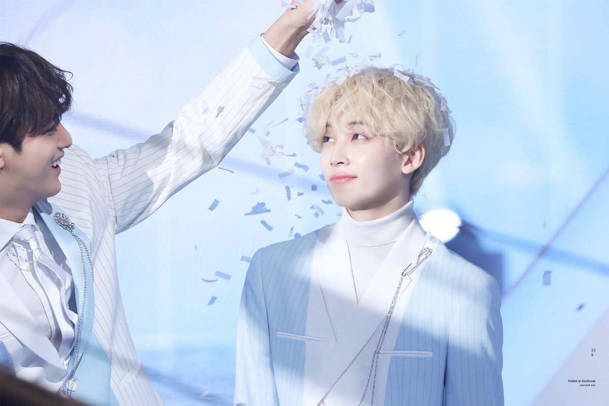 mingyu sprinkling confetti to jeonghan 