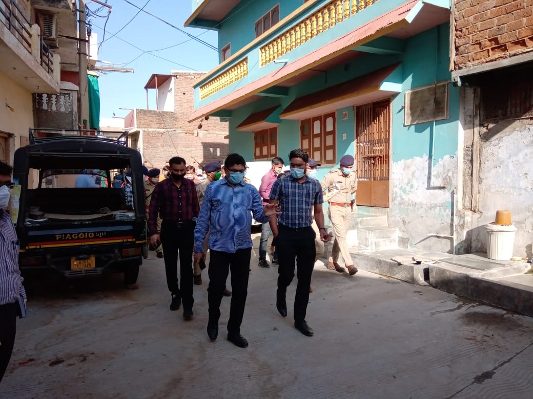 SDMKHEDA's tweet photo. કલેકટર સાહેબશ્રી અને પોલીસ અધિક્ષક સાહેબશ્રી એ ખેડા નગરપાલિકા વિસ્તારમાં લાલદરવાજા- કાછીયા શેરી કન્ટેન્મેન્ટ વિસ્તારની મુલાકાત લઈ જરૂરી સૂચનો કર્યા. @collectorkheda @SPKheda @pkumarias @CMOGuj https://t.co/zZbSaQu0r4