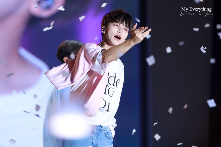 mingyu sprinkling confetti to jeonghan 