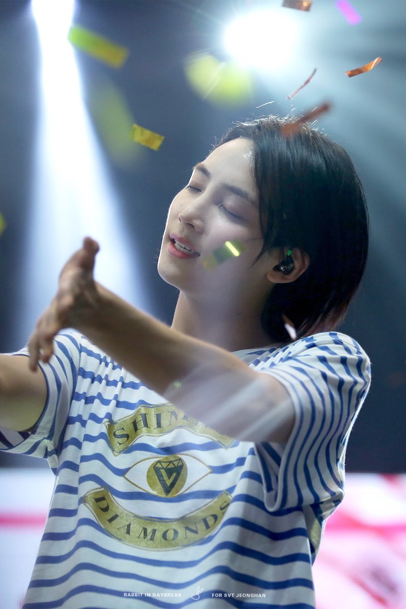 mingyu sprinkling confetti to jeonghan 