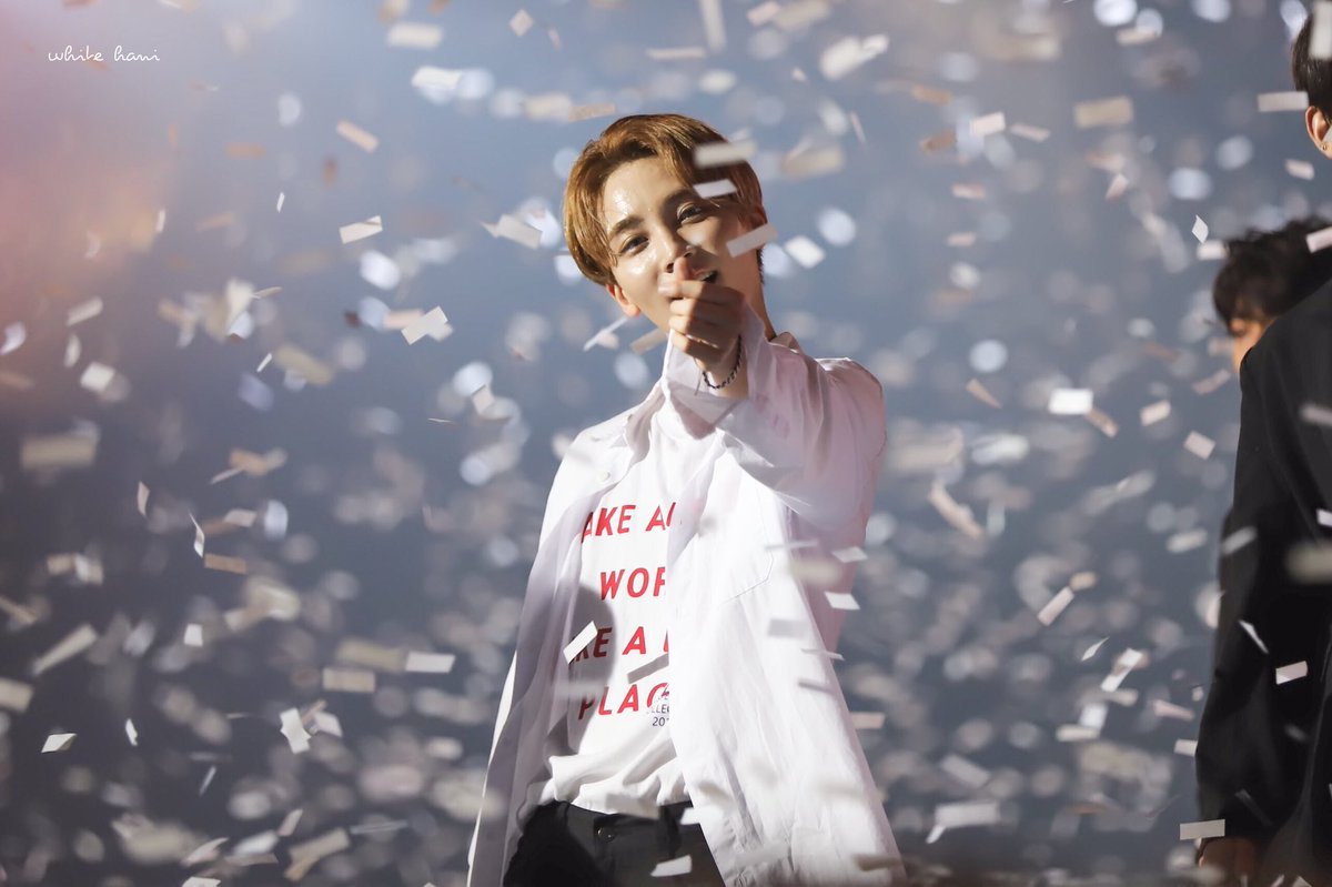 mingyu sprinkling confetti to jeonghan 