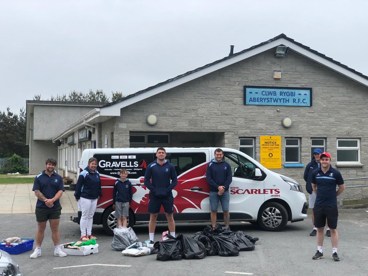 NerysHywel3's tweet photo. The @CymunedScarlets care packs have arrived @AberRFC. These are being delivered by our 1st Team, diolch LlΕ·r, Ben, Bryn, Matthew a Pete. A big thank you goes to @castellhowell and the sponsors for securing these. #YnYGymuned #ScarletsCommunityππ https://t.co/x6ybHo5cE8