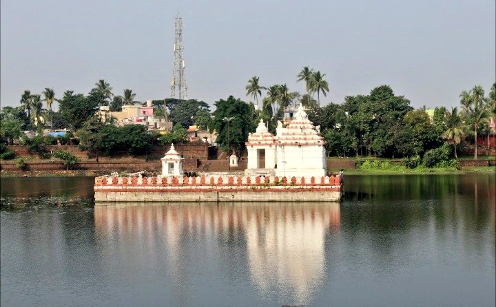 Located to the north of the temple is Bindusagar Lake about 1300 ft long and 700 ft wide, this lake turns into a visual delight when thousands of people set sail tiny boats on the occasion of Boita Bandana that commemorates Odisha’s rich maritime history.