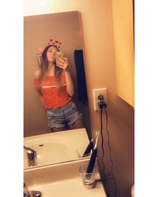 Lucy Love🍒 $7 Onlyfans 💋 - 4 pic. Obsessed w my fit from Saturday ❤️ #OOTD #SaturdayVibes #fashion #fishnets #rippedfishnets #jeanshorts #shortshorts #offshouldertop #SummerVibes #mirrorselfie #bathroom #model #cute #CuteGirl #snapchat #premiumsnap #pornhubmodel #fancentrogirl #camgirl #onlyfansgirl #promo https://t.co/QGmBecsrDA