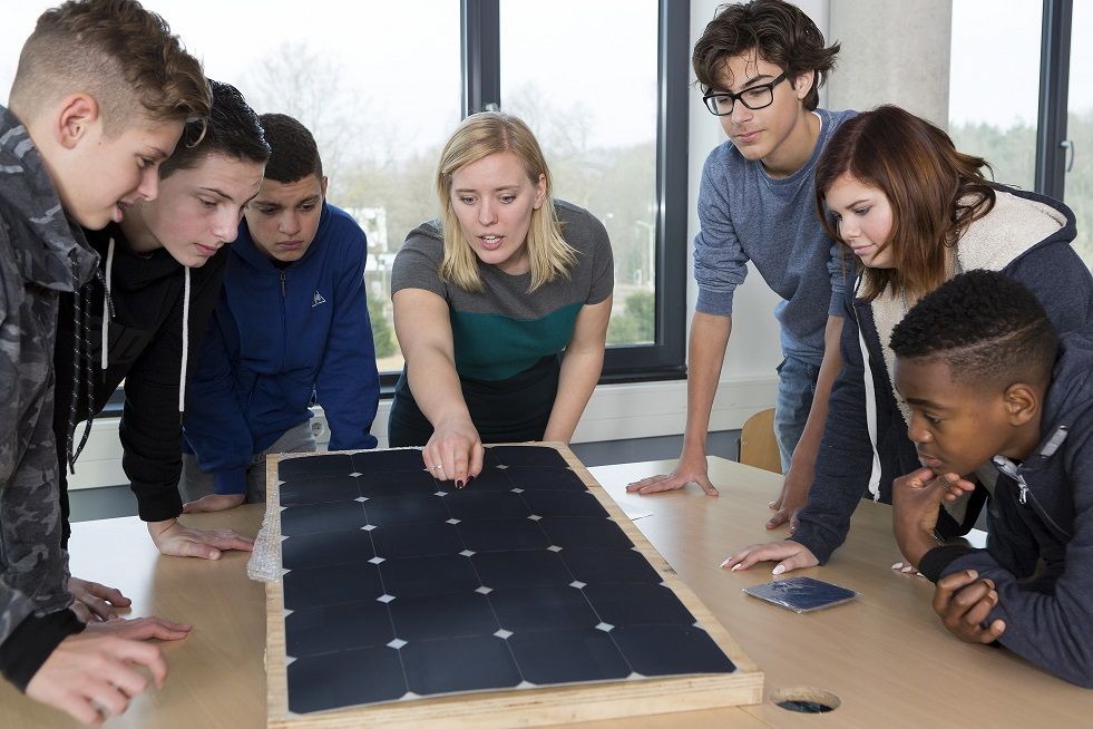 samsam_magazine's tweet image. Met Bèta Burgerschap staan maatschappelijk-technologische vraagstukken centraal. Denk bijvoorbeeld aan vraagstukken over privacy, nanotechnologie of plastic soep. Wat dat precies inhoudt, lees je in deze blog van @TechYourFuture_ buff.ly/3cXlacc #weekvanburgerschap