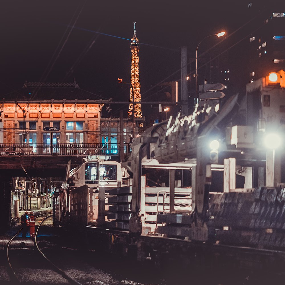 SNCFReseau's tweet photo. Chaque nuit nous intensifions nos efforts pour réaliser des chantiers essentiels au réseau, ralentis par la crise sanitaire : remplacement de voies, préparation aux températures estivales. Circulation des 1er / derniers trains modifiée : + d'info sur l’app SNCF &amp; blogs de lignes.
