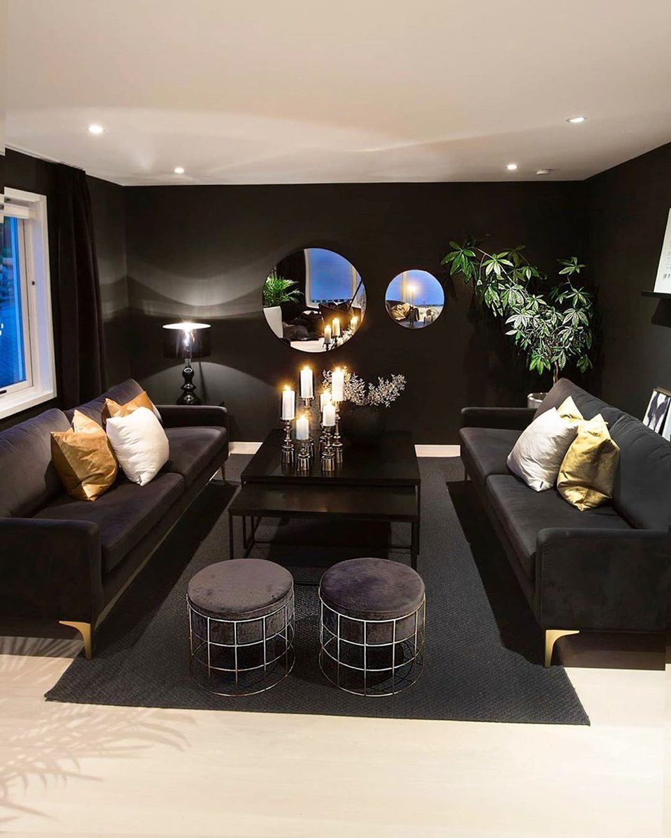 اللون الأسود لون راقي جدا ومع ذلك يجعل مساحة المجال نوعا ما صغيرة ، وحينما فكر المصمم بالإستغناء عن الزوايا في الديكور فكانت كل الأشكال دائرية تعبيراً عن اللانهاية و معطيه شعور بالإنسيابية و الإنفتاح .

#بدور_ابراهيم_العنزي 
#تصميم_داخلي