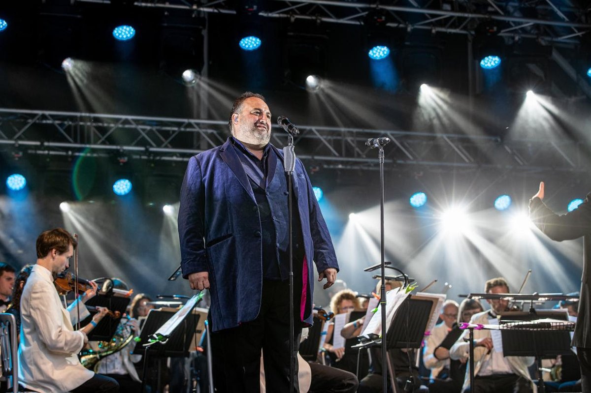 Charleshutchpr1's tweet photo. GO compare! 2021 bill for Castle Howard’s music weekend will be exactly the same as 2020 postponed shows, Welsh tenor @wynneevans et al.
Full story at https://t.co/nQQqXCc52o
@CastleHowardEst @wynneevans #PromsSpectacular #MamboCafeLive #QueenSymphonic https://t.co/N152I5f6JA