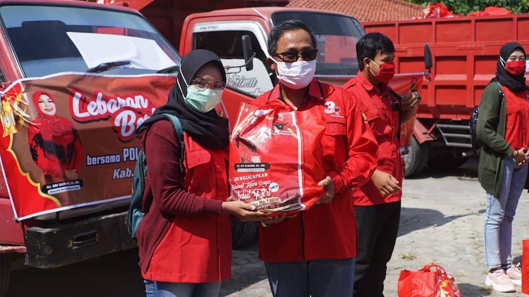 pdipgrobogan's tweet photo. DPC PDI Perjuangan kab Grobogan membagikan 2.600 paket Bingkisan Lebaran dan didistribusikan kepada seluruh Pengurus Anak Cabang (PAC) PDI Perjuangan se-kabupaten Grobogan . (Jum'at, 15-5-2020)
#sumarnigrobogan
#pdipjateng
#pdipgrobogan https://t.co/bG3SS11Zc7