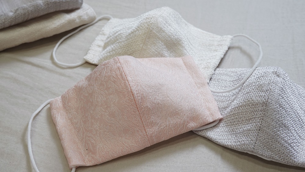 JapanGov's tweet image. #MeetTheChangemakers: OKOCHI Aika, Designer, Founder &amp;amp; CEO of Dodici, crafts contemporary fashion from kimono textiles. To help fight #COVID19, she now designs reusable masks with modern textiles woven in Kyoto’s 1,000 year-old #nishijinori tradition. #Renacnatta #Sustainability