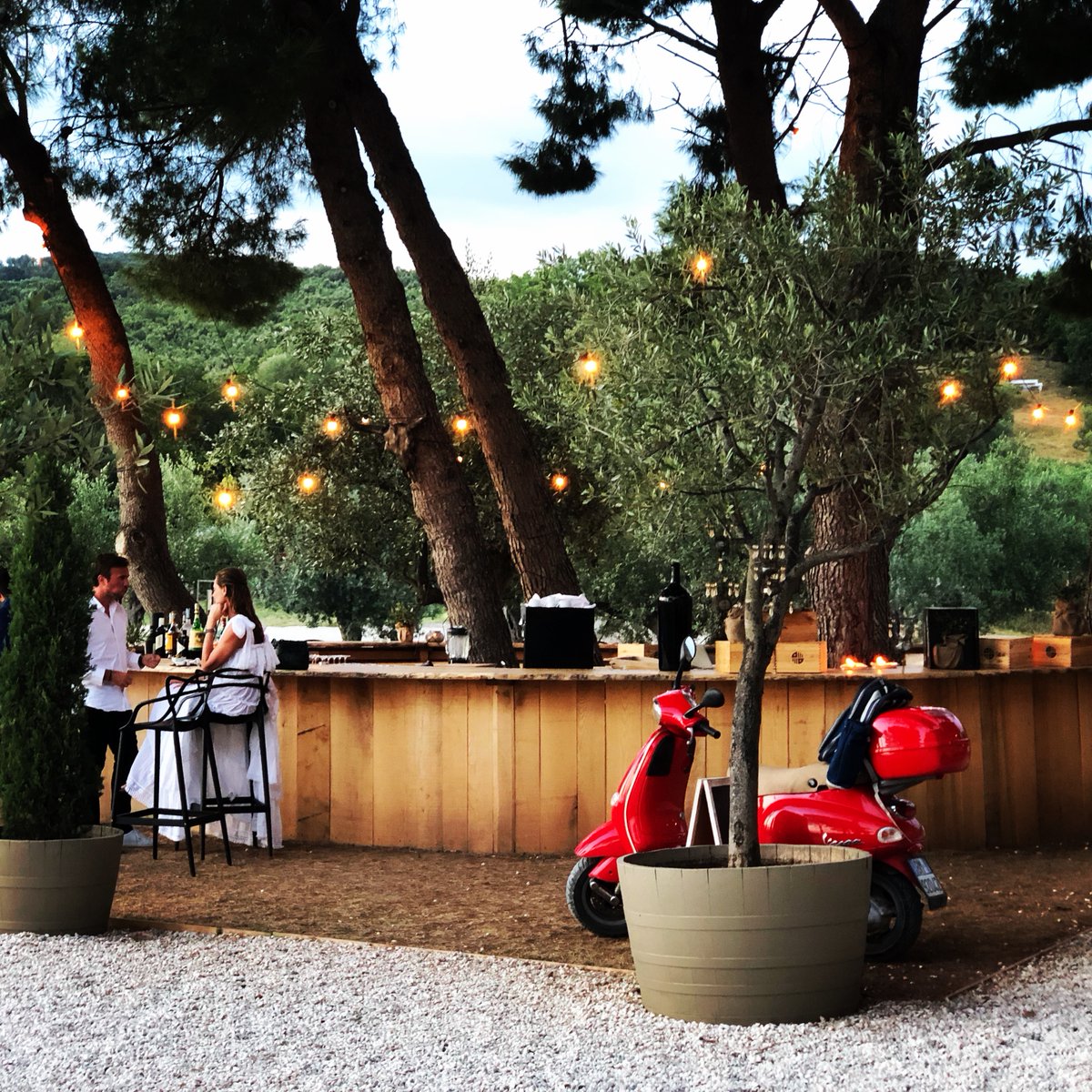 Siamo finalmente pronti a ripartire con un'offerta unica! Il Maremmana Restaurant ti aspetta su prenotazione venerdì 22 e sabato 23  dalle ore 17,30. Una Burger &amp; Wine night è quello che ci vuole per rilassarsi e aiutare le piccole aziende locali. contidisanbonifacio.com/restaurant/boo…