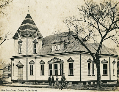 newbernlibrary's tweet photo. New on the Kellenberger Room #KBlog: By-Gone Churches! The long lens of history captured churches of downtown New Bern as they had been: First Baptist, St. Cyprian's, Tabernacle, Centenary, and (Broad Street) Christian. You won't recognize these though: https://t.co/wgMwPwTvXK https://t.co/tIq7KSNjTV