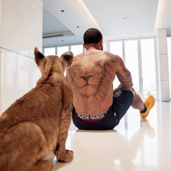 4. Memphis DepayThe former United flop, who's enjoying a çareer revival in France has always had it stylish.Known for his choice of flashy cars and love for tattoos, he even keeps a lion as a pet,what a man!!He broke the internet lately with pictures of him on agbada, a king