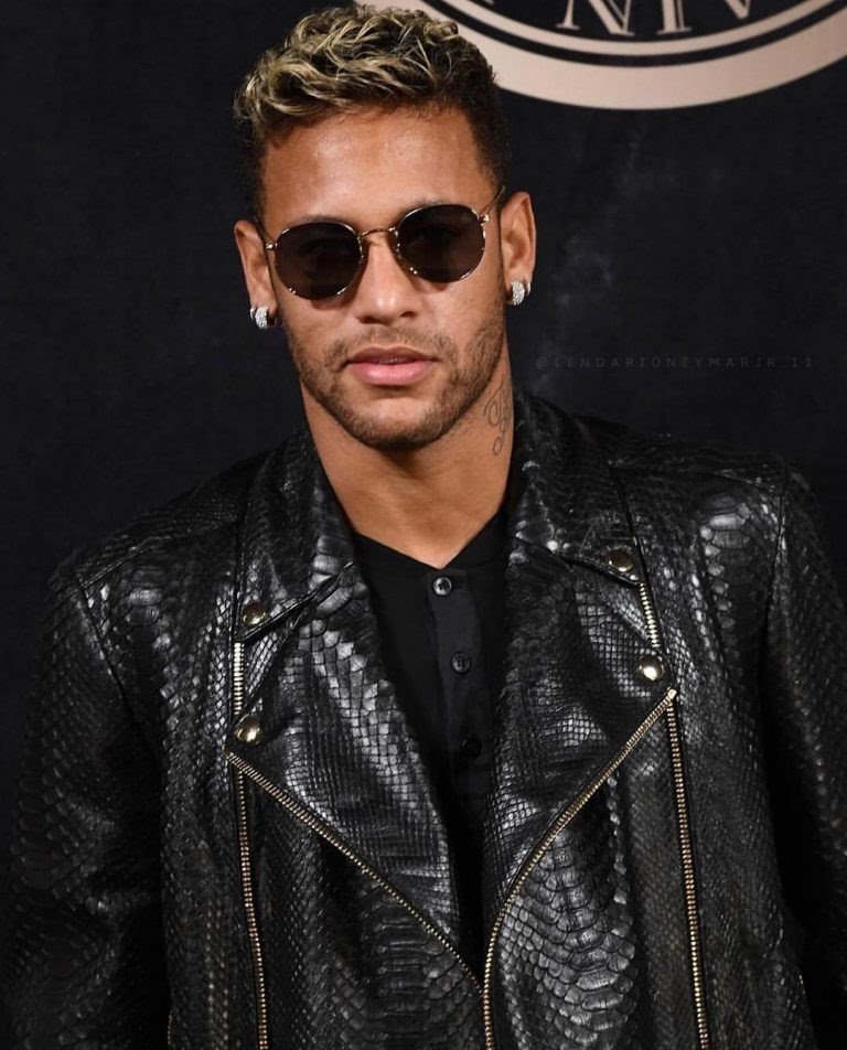 2.Neymar Jr.This man who Rose to superstardom while playing for Santos FC, Brazil broke the internet regularly with his crazy skills repertoire.He's lived up to the hype he gathered, but most importantly he's a master of serving looks, known for his daring hairstles*