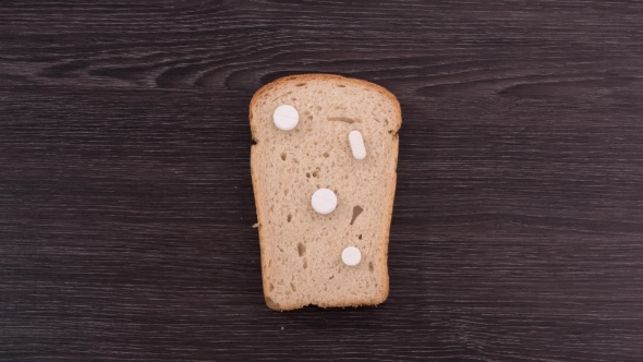 BoginGeneriek's tweet photo. Radio1 17 mei Overheid is grip op geneesmiddelenvoorziening kwijt. Een brood is duurder dan een antibiotica kuur. Lees: https://t.co/BuuePEPqem https://t.co/2qY2SfUBUe