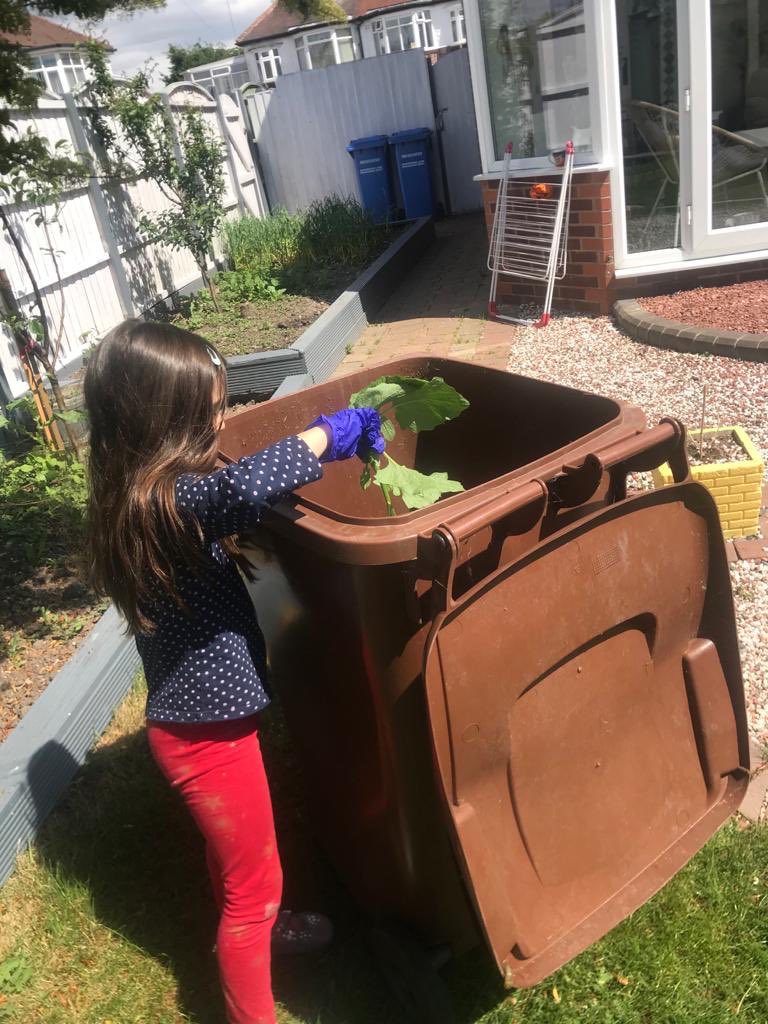 thubelina's tweet photo. @EastfieldPS #eastfieldbettertogether Life skills!👨‍🍳👩‍🌾🧝🏻‍♀️ Marianthi helped me cleaning the garden from the weeds! She commended “Hard job!” Have a lovely sunny afternoon! 🙏 https://t.co/UyL7uyrtEk
